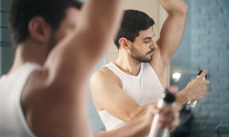 personne odeur corporelle persistante malgré la douche
